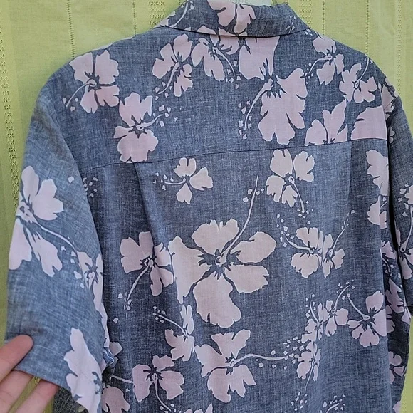 Men's Lightweight, Short Sleeved Chambray Floral Denim Button Down - Picture 6 of 7